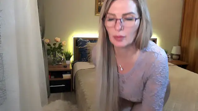 Snapshot of sensualEmilia chatting on March 12, 10:28 pm sensualEmilia online show from March 12, 10:28 pm