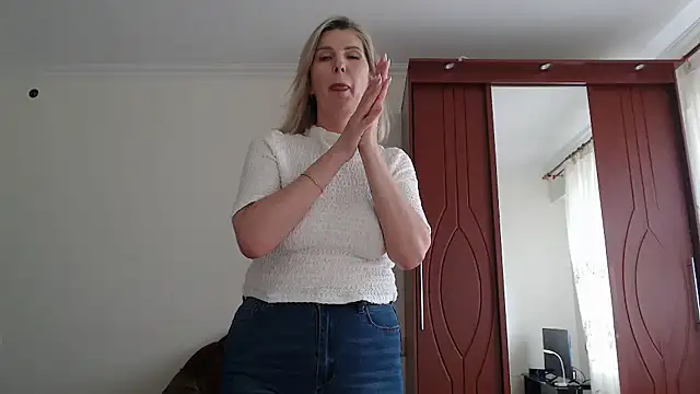 Snapshot of sensualEmilia chatting on November 6, 10:38 am sensualEmilia online show from November 6, 10:38 am