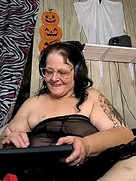 Snapshot of davisdesires@xh chatting on November 2, 4:53 pm davisdesiresxh online show from November 2, 4:53 pm
