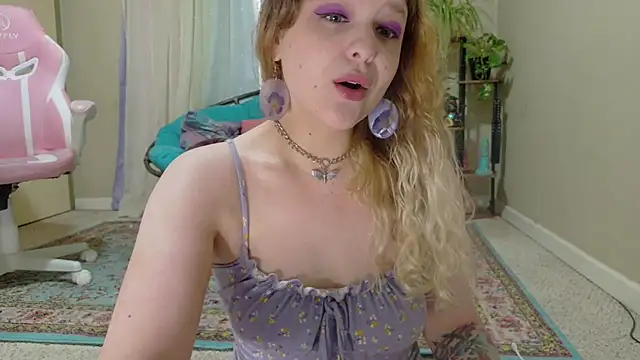 Snapshot of Emihaze chatting on May 8, 3:17 pm Emihaze online show from May 8, 3:17 pm