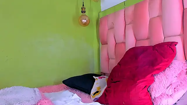 Snapshot of the_queen_aleja chatting on December 12, 12:16 am the queen aleja online show from December 12, 12:16 am