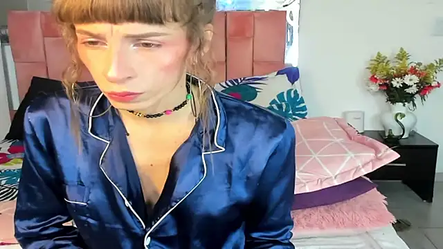 Snapshot of the_queen_aleja chatting on October 30, 12:50 pm the queen aleja online show from October 30, 12:50 pm