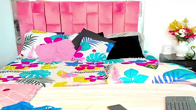 Snapshot of the_queen_aleja chatting on October 31, 12:28 pm the queen aleja online show from October 31, 12:28 pm