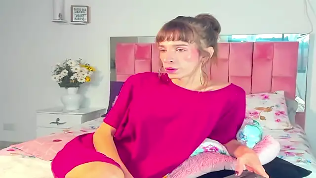 Snapshot of the_queen_aleja chatting on November 14, 12:59 pm the queen aleja online show from November 14, 12:59 pm