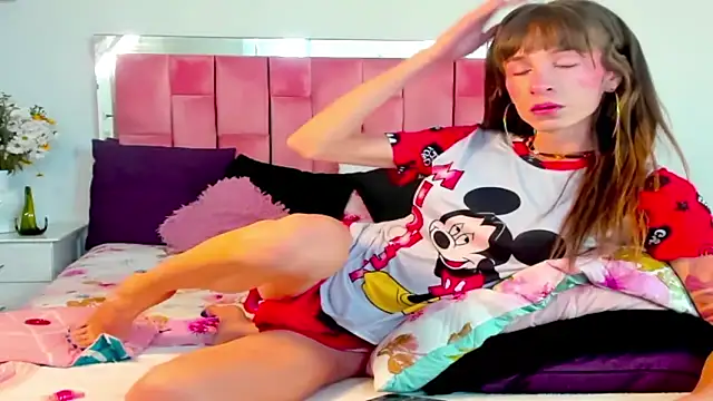 Snapshot of the_queen_aleja chatting on November 22, 2:27 pm the queen aleja online show from November 22, 2:27 pm