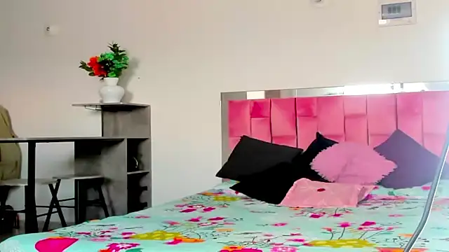 Snapshot of the_queen_aleja chatting on December 2, 1:39 pm the queen aleja online show from December 2, 1:39 pm