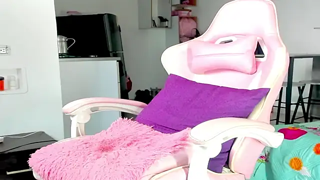 Snapshot of the_queen_aleja chatting on December 3, 12:14 pm the queen aleja online show from December 3, 12:14 pm