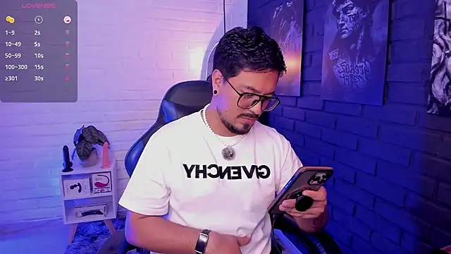 DaviidEvans  online show from June 10, 6:12 am