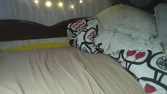 Snapshot of Alma_Evelynne chatting on June 3, 10:04 pm Alma Evelynne online show from June 3, 10:04 pm