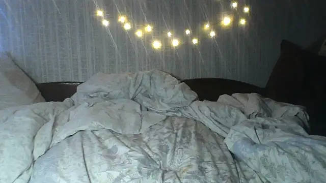 Snapshot of Alma_Evelynne chatting on June 8, 9:15 pm Alma Evelynne online show from June 8, 9:15 pm