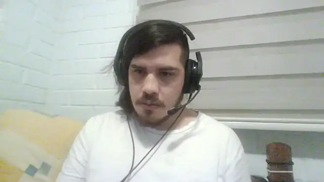 Snapshot of hung_weeb chatting on November 3, 2:02 am hung weeb online show from November 3, 2:02 am