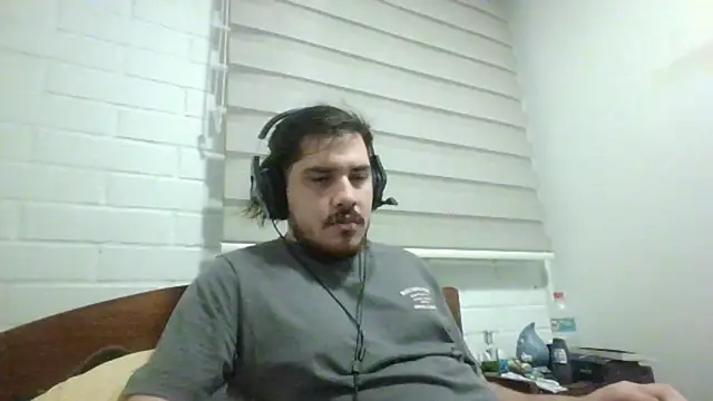 Snapshot of hung_weeb chatting on April 1, 3:18 am hung weeb online show from April 1, 3:18 am