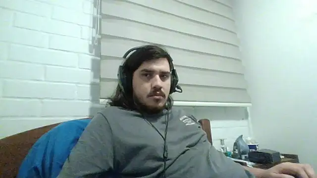 Snapshot of hung_weeb chatting on April 4, 1:15 am hung weeb online show from April 4, 1:15 am