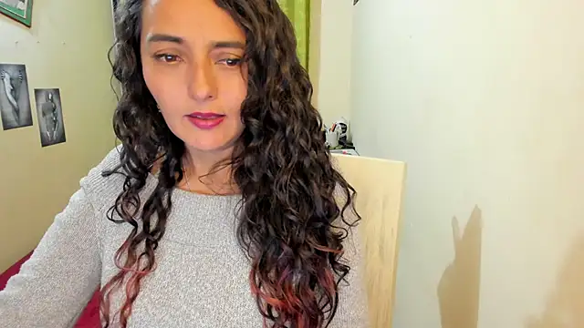 Snapshot of emma_luxy chatting on January 3, 6:01 am emma luxy online show from January 3, 6:01 am