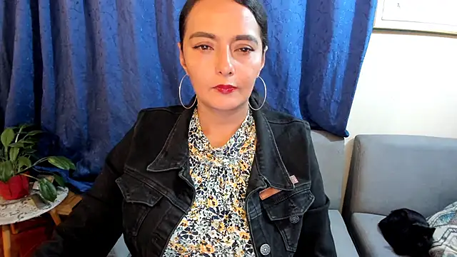 Snapshot of emma_luxy chatting on January 25, 1:10 am emma luxy online show from January 25, 1:10 am