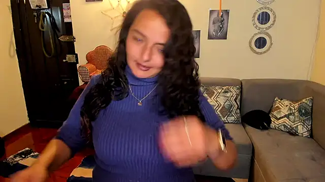 Snapshot of emma_luxy chatting on March 4, 1:12 am emma luxy online show from March 4, 1:12 am