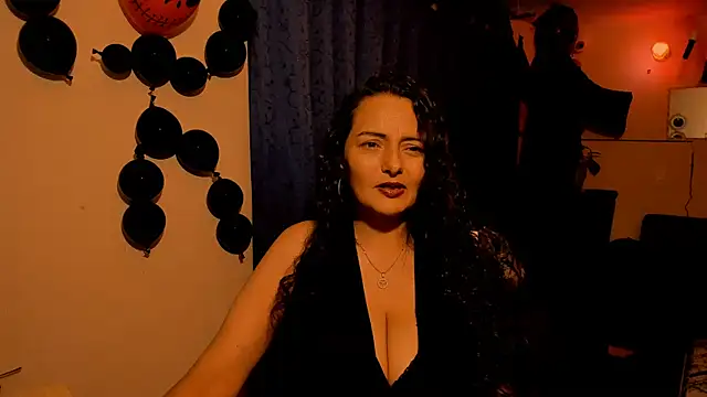 Snapshot of emma_luxy chatting on October 31, 12:33 am emma luxy online show from October 31, 12:33 am