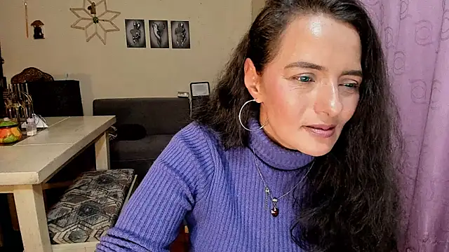 Snapshot of emma_luxy chatting on June 5, 3:35 am emma luxy online show from June 5, 3:35 am