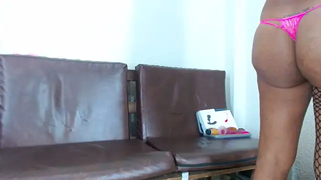 Courtney Valeria online show from March 10, 7:07 pm