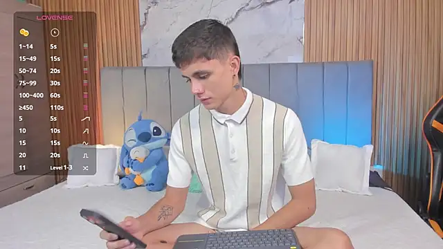Snapshot of DustinLevine chatting on May 21, 12:23 pm DustinLevine online show from May 21, 12:23 pm