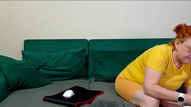 Snapshot of JoannaAndNeighbour chatting on May 6, 9:25 am JoannaAndNeighbour online show from May 6, 9:25 am