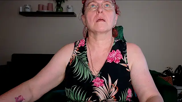 Snapshot of JoannaAndNeighbour chatting on June 29, 7:14 am JoannaAndNeighbour online show from June 29, 7:14 am