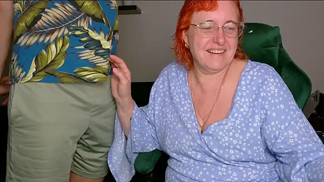 Snapshot of JoannaAndNeighbour chatting on July 9, 7:56 am JoannaAndNeighbour online show from July 9, 7:56 am