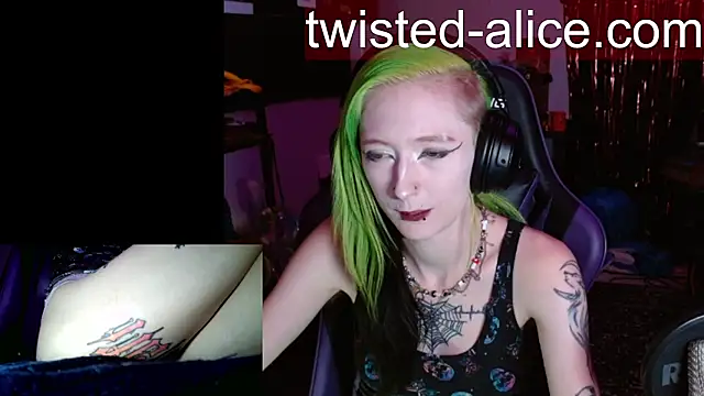 Snapshot of alicewonder09 chatting on July 8, 3:33 am alicewonder09 online show from July 8, 3:33 am