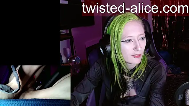 Snapshot of alicewonder09 chatting on July 9, 3:21 am alicewonder09 online show from July 9, 3:21 am