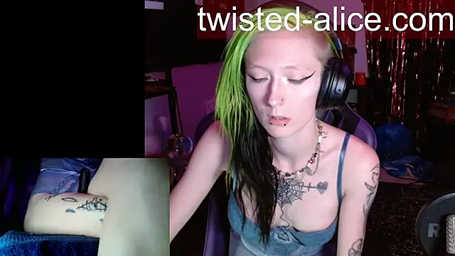 Snapshot of alicewonder09 chatting on July 10, 3:11 am alicewonder09 online show from July 10, 3:11 am