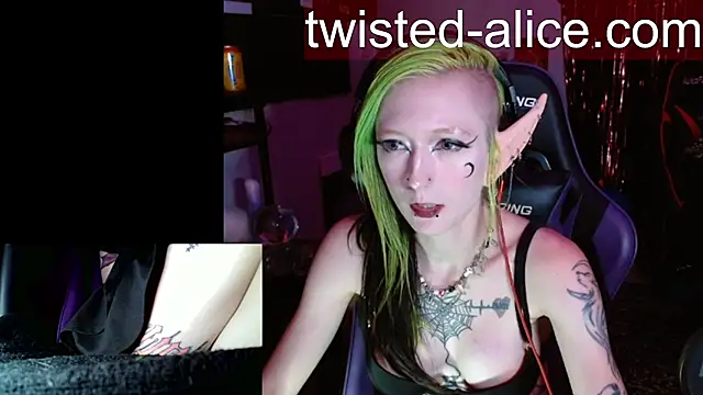 Snapshot of alicewonder09 chatting on July 20, 4:05 am alicewonder09 online show from July 20, 4:05 am