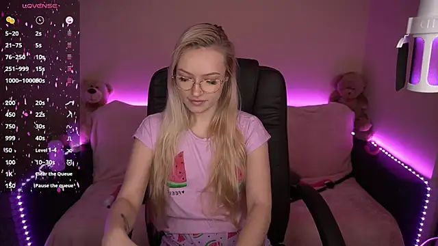 Snapshot of AmandaFiree chatting on February 8, 11:01 am AmandaFiree online show from February 8, 11:01 am