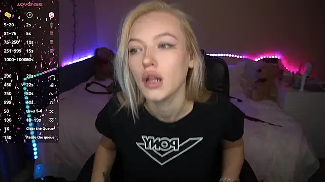 Snapshot of AmandaFiree chatting on October 8, 5:05 am AmandaFiree online show from October 8, 5:05 am