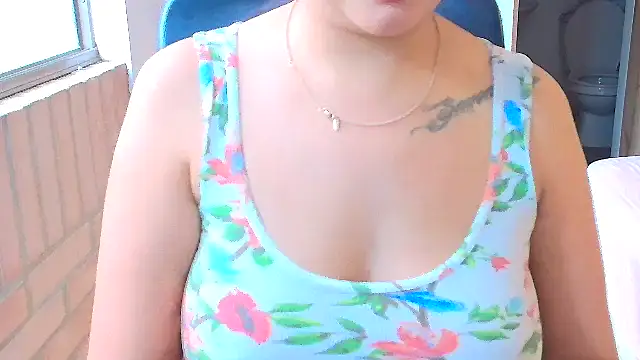 sara2520 online show from February 8, 6:55 pm