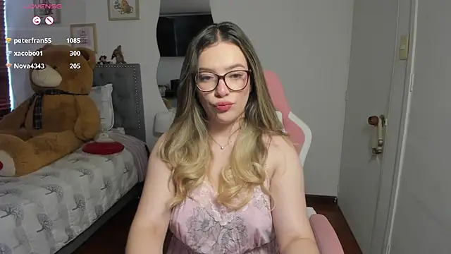 Snapshot of samysweet_8 chatting on June 14, 2:30 pm samysweet 8 online show from June 14, 2:30 pm