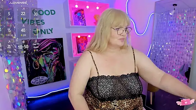 Snapshot of NicoleKind chatting on July 15, 5:23 am NicoleKind online show from July 15, 5:23 am