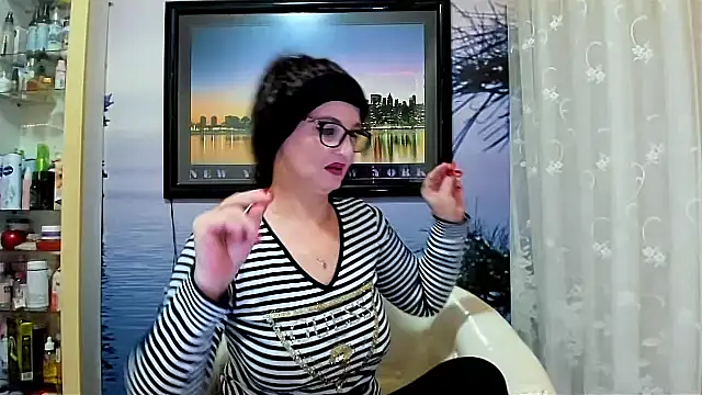 Snapshot of Mature4you44 chatting on February 15, 8:33 am Mature4you44 online show from February 15, 8:33 am