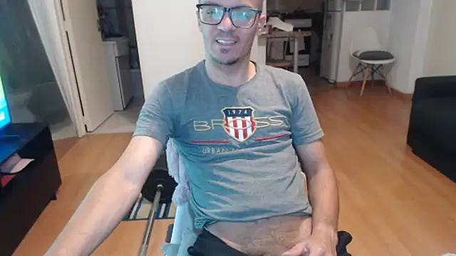 Snapshot of guachin_hunk chatting on June 4, 3:23 am guachin hunk online show from June 4, 3:23 am