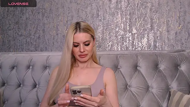 BlondieStar online show from December 8, 9:02 am