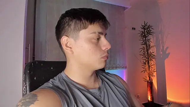 Snapshot of Giordano_Russo chatting on June 1, 11:17 pm Giordano Russo online show from June 1, 11:17 pm