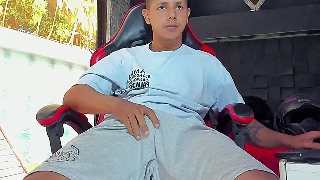Snapshot of boy_bigcock24cm chatting on June 1, 12:29 pm boy bigcock24cm online show from June 1, 12:29 pm