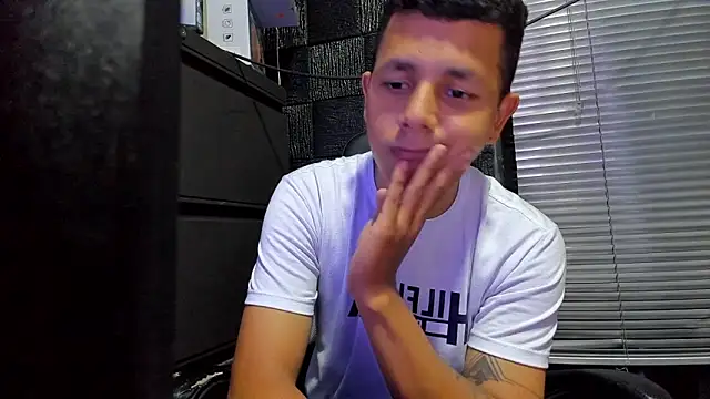 Snapshot of boy_bigcock24cm chatting on June 8, 10:43 pm boy bigcock24cm online show from June 8, 10:43 pm