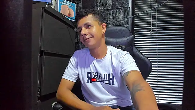 Snapshot of boy_bigcock24cm chatting on June 11, 2:53 am boy bigcock24cm online show from June 11, 2:53 am