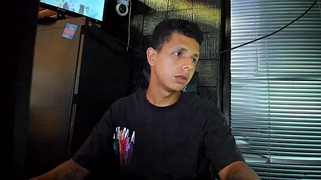 Snapshot of boy_bigcock24cm chatting on June 17, 10:00 pm boy bigcock24cm online show from June 17, 10:00 pm