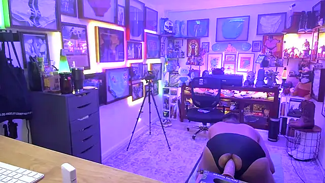 Snapshot of Briefs_bud chatting on February 8, 4:25 am Briefs bud online show from February 8, 4:25 am