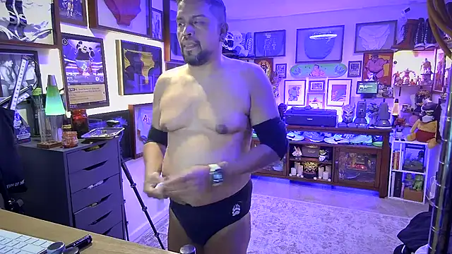 Snapshot of Briefs_bud chatting on February 16, 5:15 am Briefs bud online show from February 16, 5:15 am