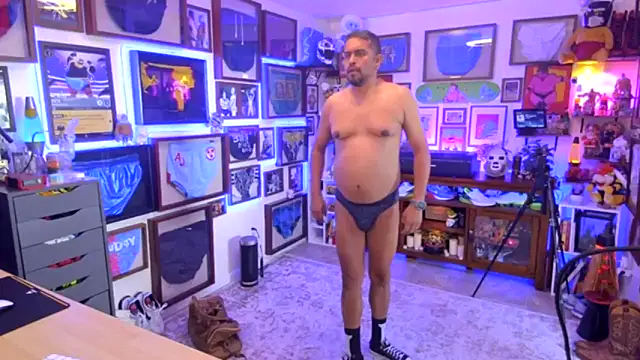 Snapshot of Briefs_bud chatting on November 27, 8:11 pm Briefs bud online show from November 27, 8:11 pm