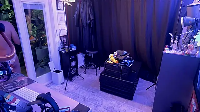 Snapshot of Briefs_bud chatting on December 18, 5:24 am Briefs bud online show from December 18, 5:24 am