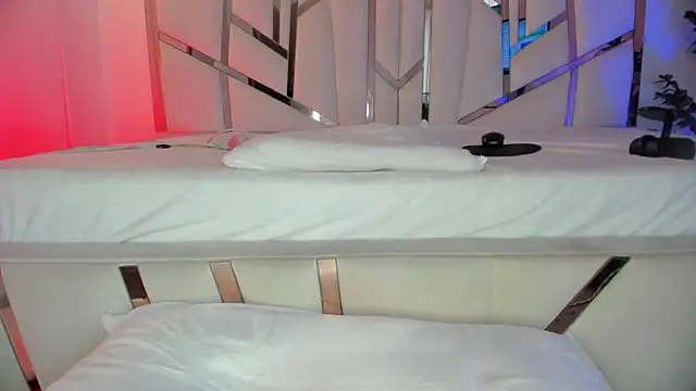 hot booty  online show from July 4, 8:15 pm