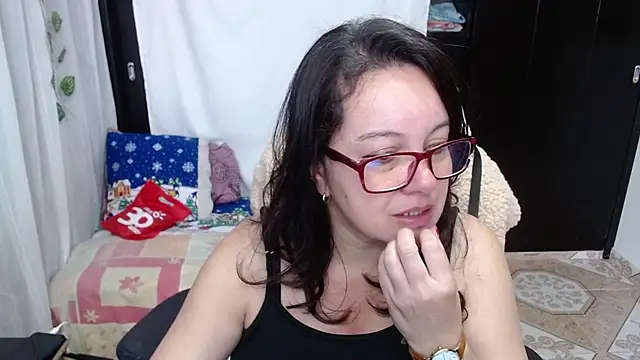 Sonialorens  online show from December 15, 1:43 pm